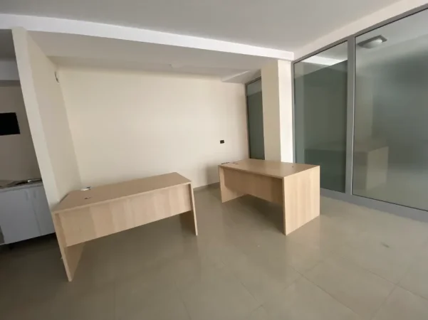 Tirane, jepet me qera zyre Kati 2, 35 m² 500 € (Rruga Hoxha Tahsim)
