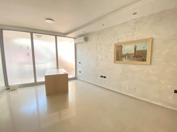 Tirane, jepet me qera zyre Kati 2, 35 m² 500 € (Rruga Hoxha Tahsim)