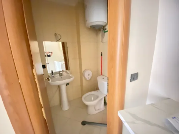 Tirane, jepet me qera zyre Kati 2, 35 m² 500 € (Rruga Hoxha Tahsim)