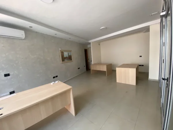 Tirane, jepet me qera zyre Kati 2, 35 m² 500 € (Rruga Hoxha Tahsim)