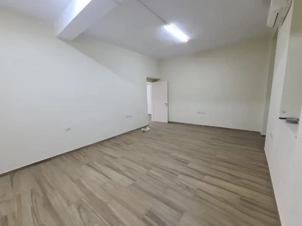 Tirane, jepet me qera ambjent biznesi Kati 2, 75 m² 870 € (Bulevardi Zogu 1)