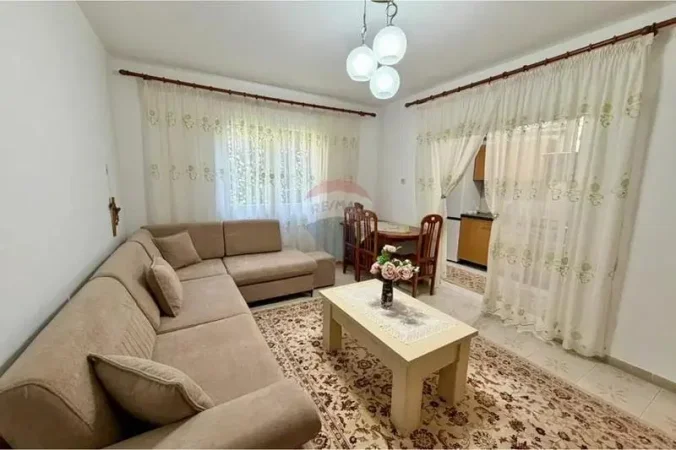 Tirane, jepet me qera apartament 2+1 Kati 1, 450 € 