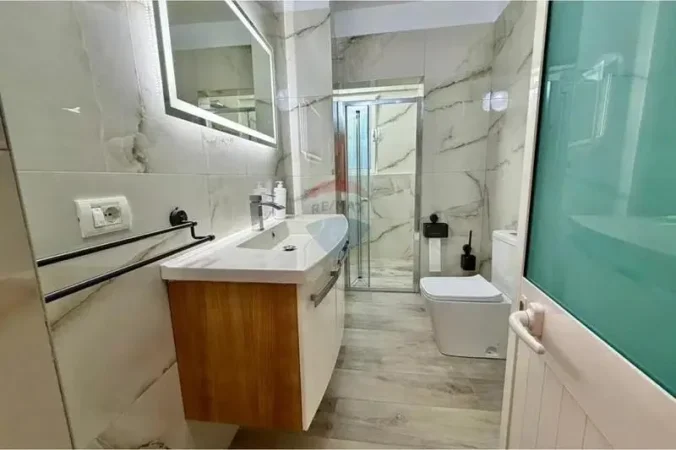 Tirane, jepet me qera apartament 2+1 Kati 1, 450 € 