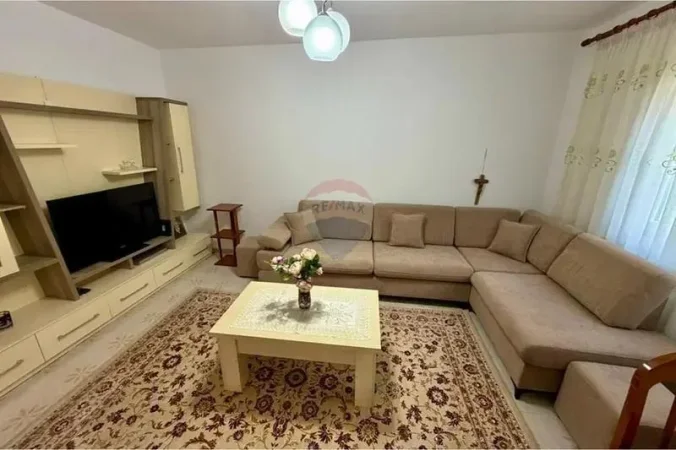 Tirane, jepet me qera apartament 2+1 Kati 1, 450 € 