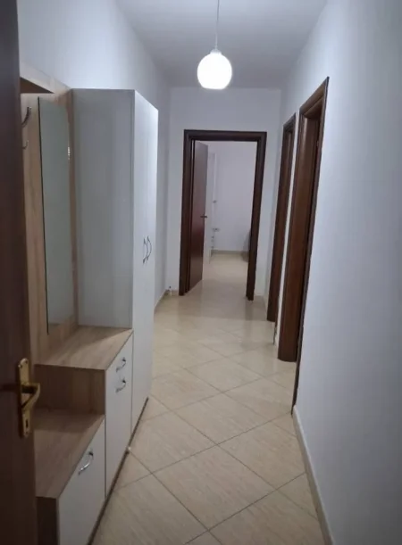 Tirane, jepet me qera apartament 2+1+Ballkon Kati 4, 90 m² 45.000 € (kthesa e kamzes)