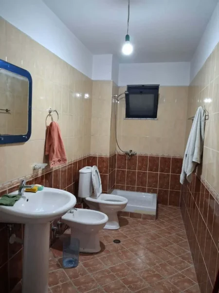 Tirane, jepet me qera apartament 2+1+Ballkon Kati 4, 90 m² 45.000 € (kthesa e kamzes)