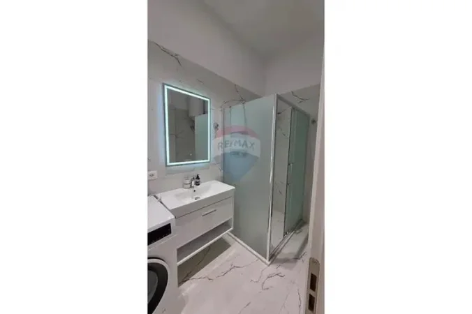 Tirane, jepet me qera apartament 1+1 , 1.100 € (Rruga e Durresit)