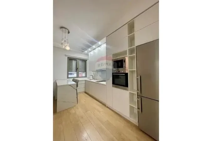 Tirane, jepet me qera apartament 2+1+Ballkon , 1.200 € (Kompleksi Delijorgji)
