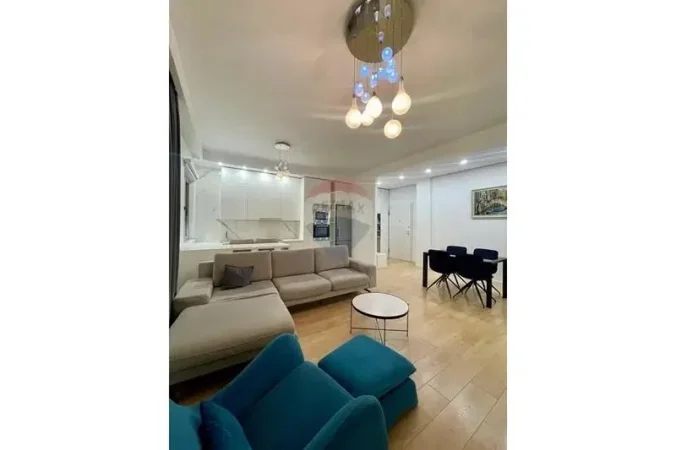 Tirane, jepet me qera apartament 2+1+Ballkon , 1.200 € (Kompleksi Delijorgji)