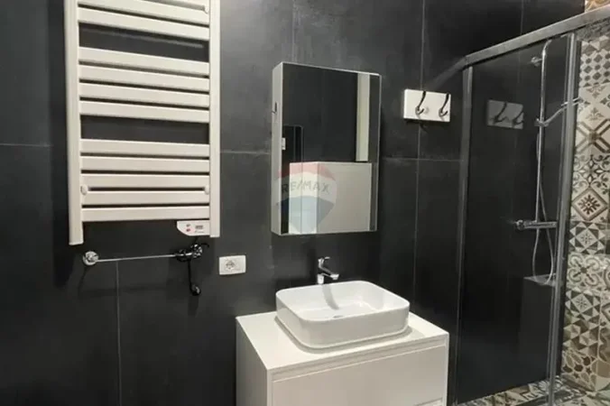 Tirane, jepet me qera apartament 2+1+Ballkon , 1.200 € (Kompleksi Delijorgji)