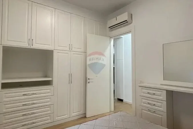 Tirane, jepet me qera apartament 2+1+Ballkon , 1.200 € (Kompleksi Delijorgji)