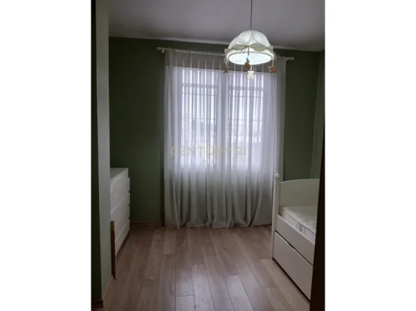 Tirane, jepet me qera apartament 2+1+Ballkon Kati 4, 115 m² 700 € (liqeni i thate)