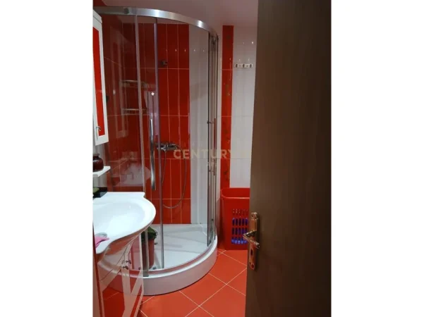 Tirane, jepet me qera apartament 2+1+Ballkon Kati 4, 115 m² 700 € (liqeni i thate)