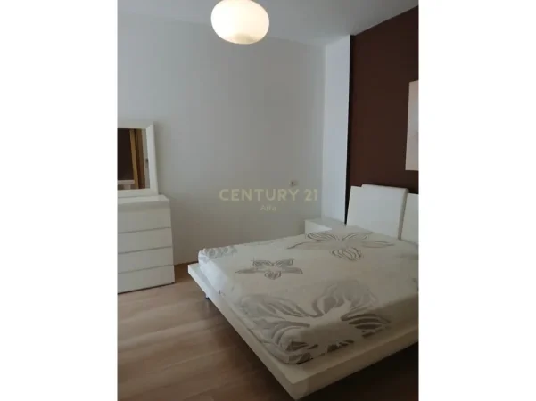 Tirane, jepet me qera apartament 2+1+Ballkon Kati 4, 115 m² 700 € (liqeni i thate)