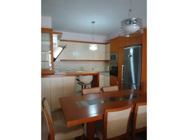 Tirane, jepet me qera apartament 2+1+Ballkon Kati 4, 115 m² 700 € (liqeni i thate)