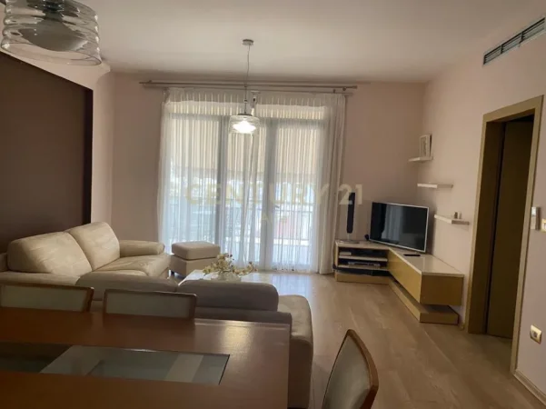 Tirane, jepet me qera apartament 2+1+Ballkon Kati 4, 115 m² 700 € (liqeni i thate)
