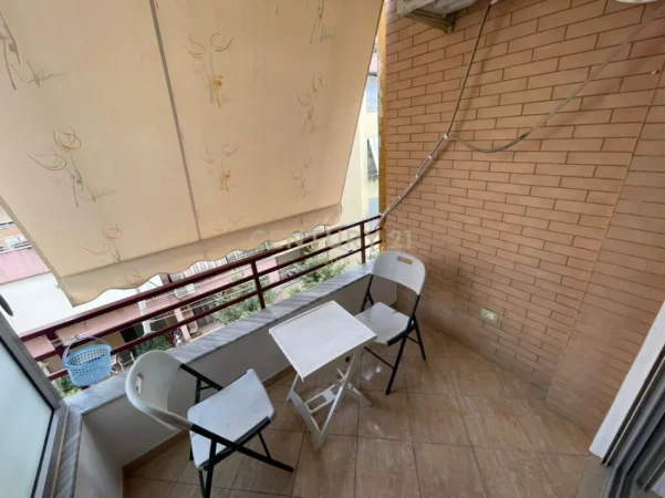 Tirane, jepet me qera apartament 2+1+Ballkon Kati 3, 110 m² 800 € (liqeni i thate)