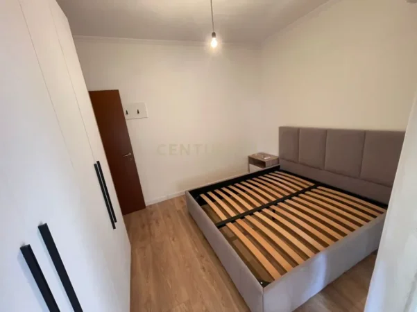 Tirane, jepet me qera apartament 2+1+Ballkon Kati 3, 110 m² 800 € (liqeni i thate)