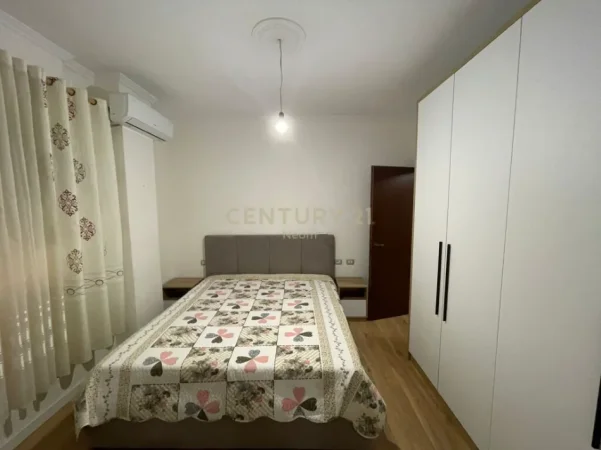 Tirane, jepet me qera apartament 2+1+Ballkon Kati 3, 110 m² 800 € (liqeni i thate)