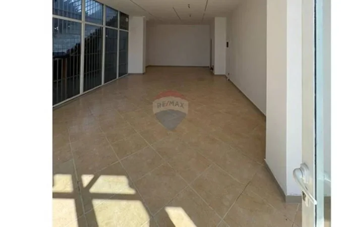Tirane, jepet me qera dyqan , 70 m² 730 € 