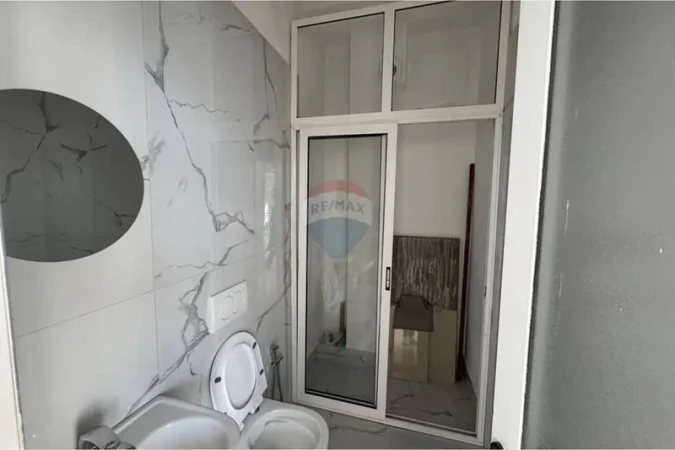 Tirane, jepet me qera dyqan , 70 m² 730 € 