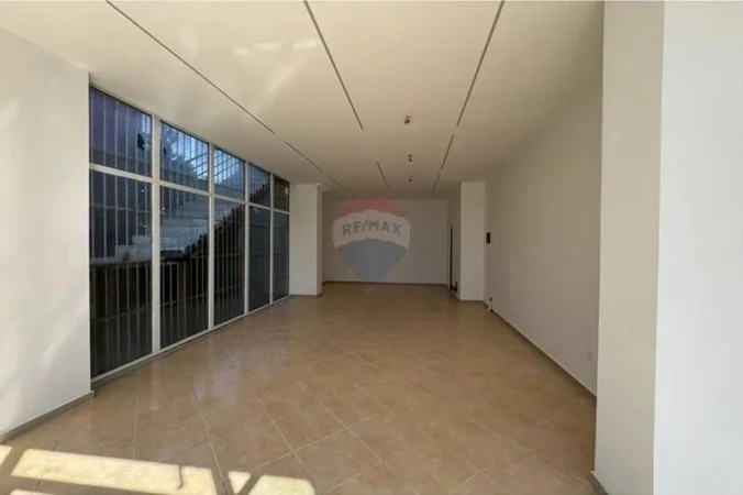 Tirane, jepet me qera dyqan , 70 m² 730 € 