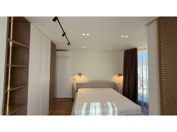 Tirane, jepet me qera apartament 2+1+Ballkon Kati 6, 104 m² 1.000 € (mine peza)