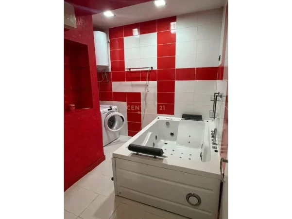 Tirane, jepet me qera apartament 2+1+Ballkon Kati 2, 132 m² 1.200 € (ish blloku)