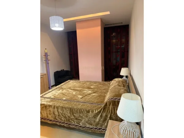 Tirane, jepet me qera apartament 2+1+Ballkon Kati 2, 132 m² 1.200 € (ish blloku)