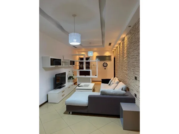 Tirane, jepet me qera apartament 2+1+Ballkon Kati 2, 132 m² 1.200 € (ish blloku)