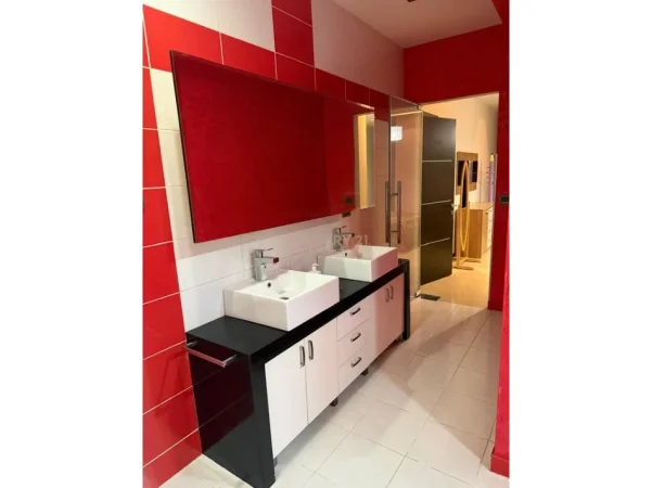 Tirane, jepet me qera apartament 2+1+Ballkon Kati 2, 132 m² 1.200 € (ish blloku)