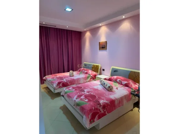 Tirane, jepet me qera apartament 2+1+Ballkon Kati 2, 132 m² 1.200 € (ish blloku)