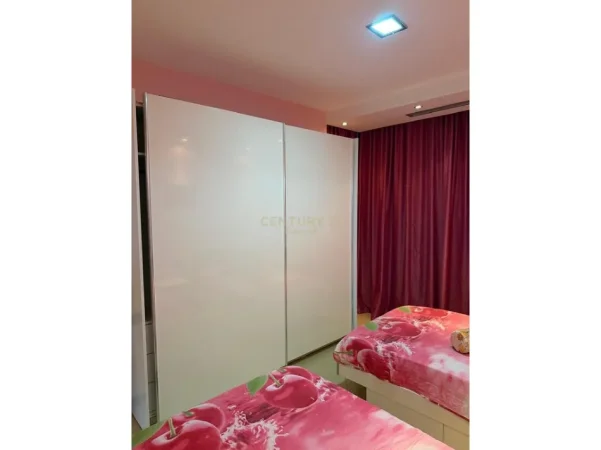 Tirane, jepet me qera apartament 2+1+Ballkon Kati 2, 132 m² 1.200 € (ish blloku)