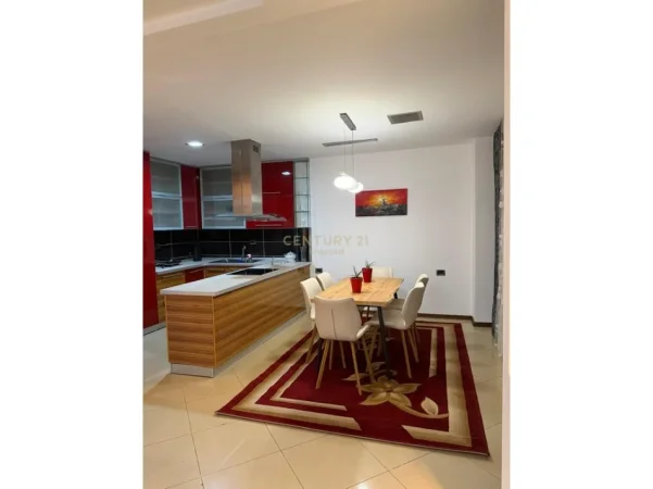 Tirane, jepet me qera apartament 2+1+Ballkon Kati 2, 132 m² 1.200 € (ish blloku)