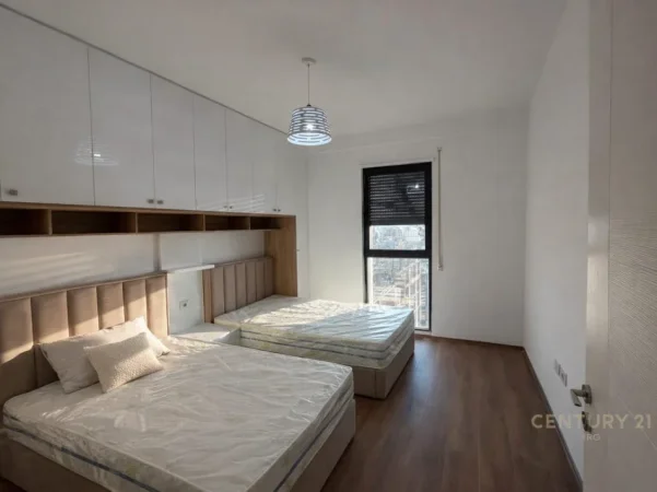 Tirane, jepet me qera apartament 2+1+Ballkon Kati 8, 109 m² 700 € (xhamlliku)