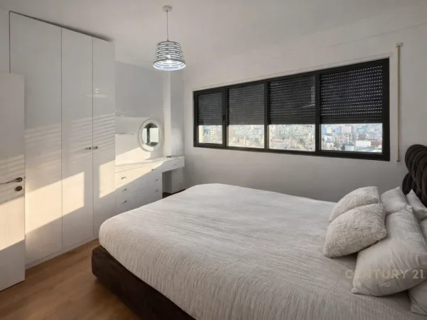 Tirane, jepet me qera apartament 2+1+Ballkon Kati 8, 109 m² 700 € (xhamlliku)