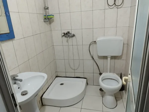 Tirane, jepet me qera Vile 1+1 Kati 1, 50 m² 300 € (Rruga 5 Maj)