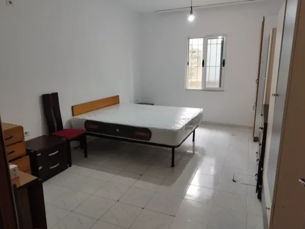 Tirane, jepet me qera Vile 1+1 Kati 1, 50 m² 300 € (Rruga 5 Maj)