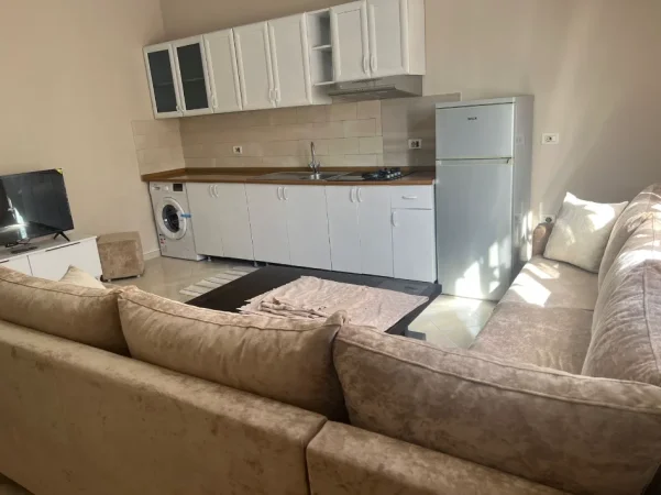 Tirane, jepet me qera Banesë 1+1 Kati 3, 65 m² 350 € (Rruga Ram Sadria, tek 5 Maj, Tiranë.)