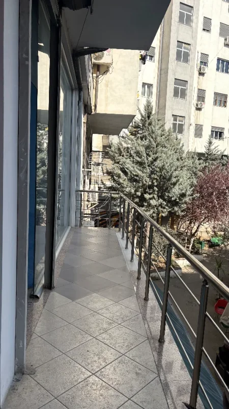 Tirane, jepet me qera ambjent biznesi Kati 2, 45 m² 300 € (shkolla hoteleri turizem)