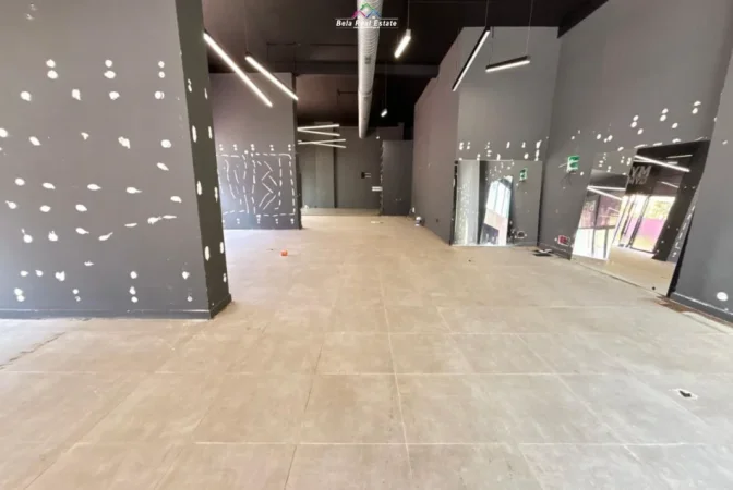 Tirane, jepet me qera dyqan Kati 0, 205 m² 3.000 € (Rruga e Barrikadave)