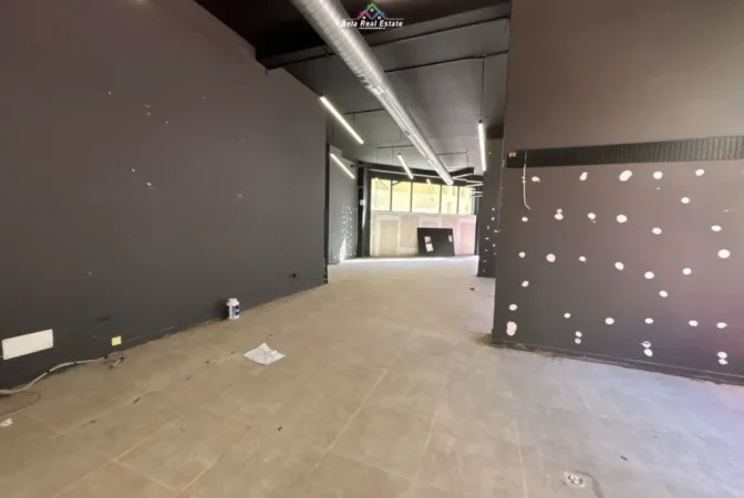 Tirane, jepet me qera dyqan Kati 0, 205 m² 3.000 € (Rruga e Barrikadave)