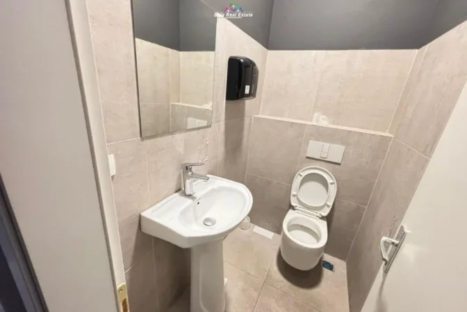 Tirane, jepet me qera dyqan Kati 0, 205 m² 3.000 € (Rruga e Barrikadave)