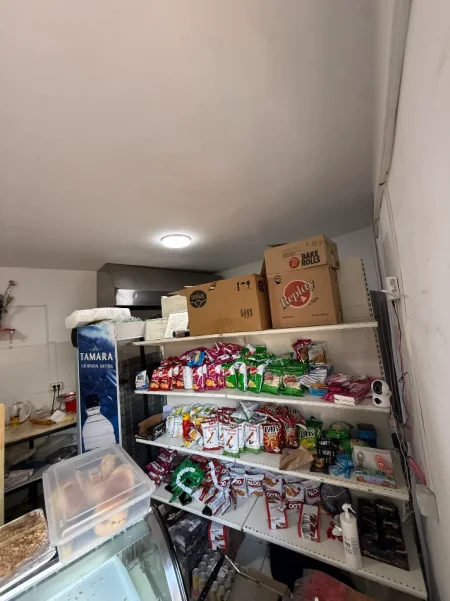 Shitet ambjent biznesi ne Laprake  nga Pronari, pa-komision Kati 0, 28 m² 90.000 € (Laprake)