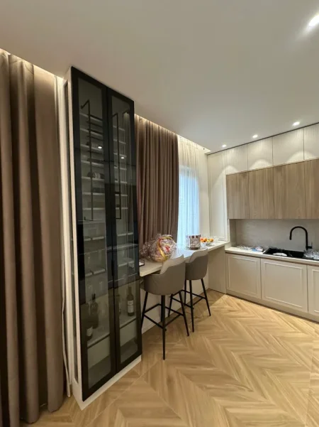 Tirane, jepet me qera Vile 4+1 , 225 m² 3.500 € (Farkë)