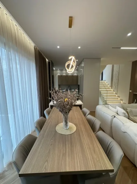 Tirane, jepet me qera Vile 4+1 , 225 m² 3.500 € (Farkë)