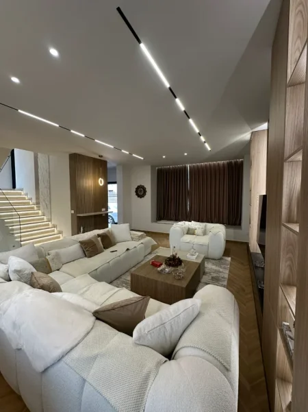 Tirane, jepet me qera Vile 4+1 , 225 m² 3.500 € (Farkë)