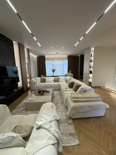 Tirane, jepet me qera Vile 4+1 , 225 m² 3.500 € (Farkë)