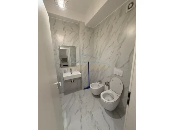 Tirane, jepet me qera apartament 2+1 Kati 2, 75 m² 550 € (Ali Demi)