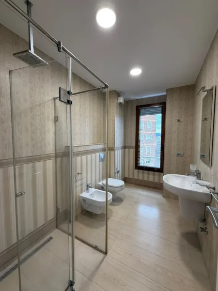 Tirane, jepet me qera ambjent biznesi Kati 4, 200 m² 2.500 € (KOMPLEKSI DELIJORGJI)